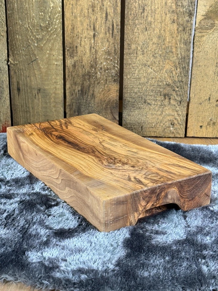 tagliere fatto a mano in legno di ulivo massello made in Italy - Immagine 3 di 4