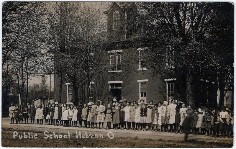 Postcard: Hebron, Licking County, Ohio, Public School with children