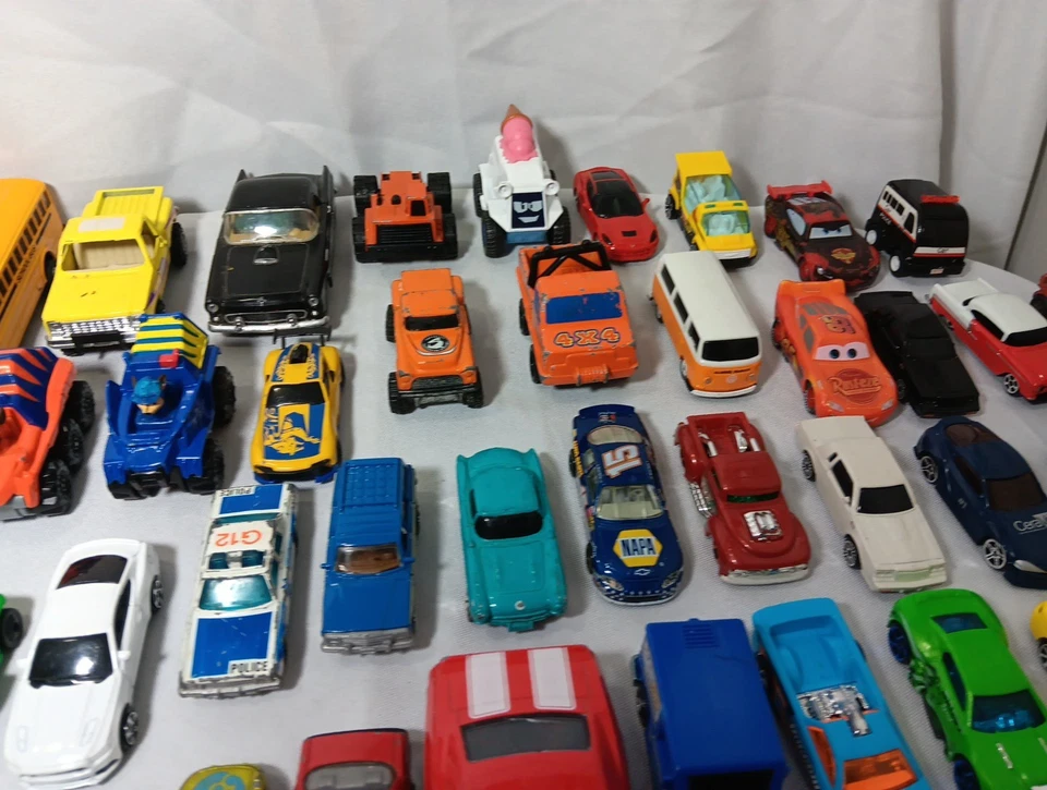 Enorme Lote Suelto Mixto de Varios Coches Sin Hot Wheels Lote De 67 Foto 4 de 4