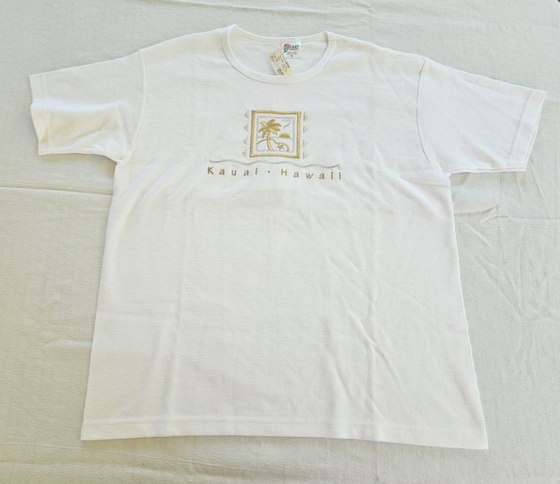 Vintage Women's Kauai Hawaii Embroidered Tropical Beach Souvenir T-Shirt Medium