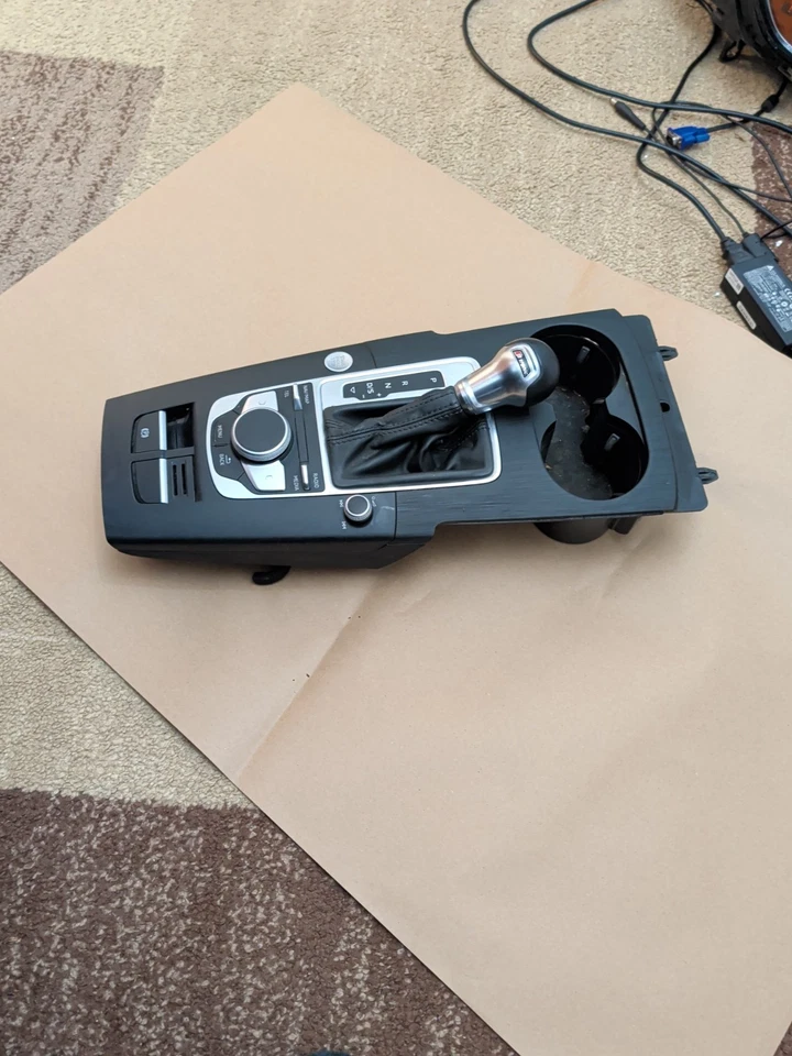 Audi A3 S3 2018 8 V consola central moldura de cambio portavasos MMI perilla de control multimedia Foto 2 de 4