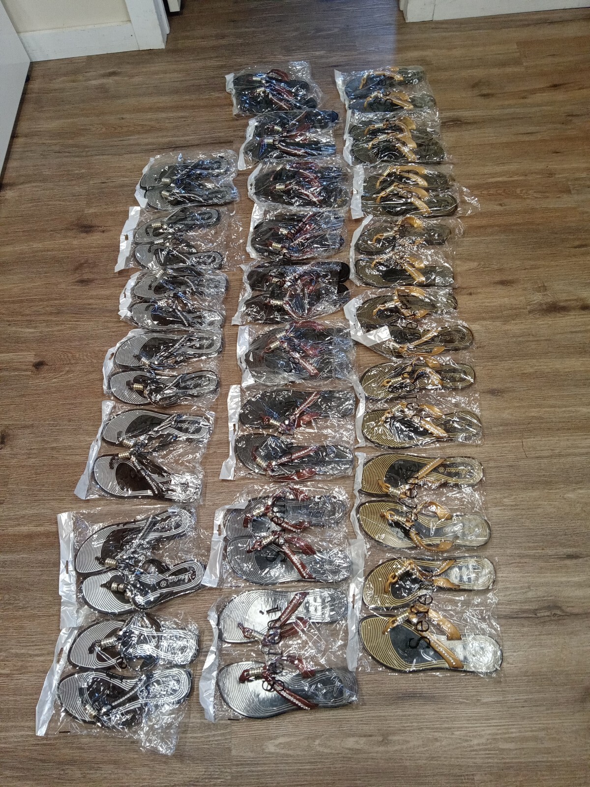 Lotto di 25 paia di sandali nuovi Sefeni Designer in 3 stili diversi rivendili!