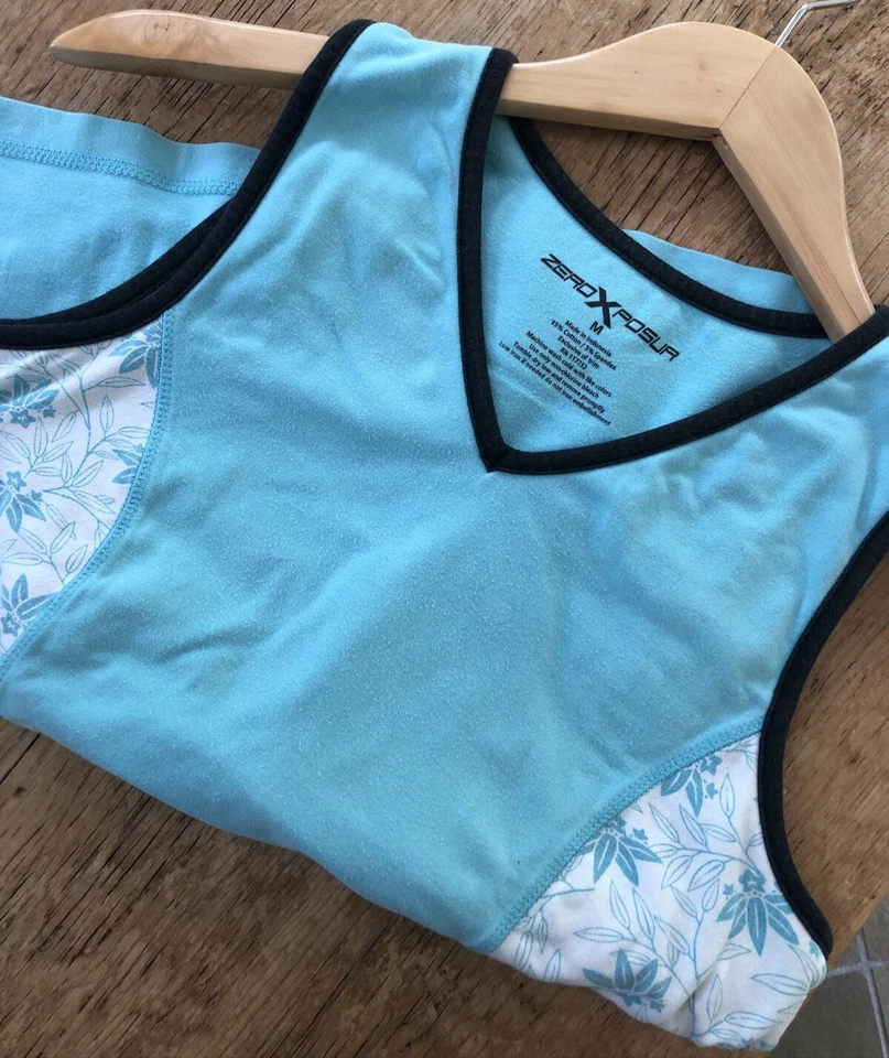 Camiseta sin mangas ZeroXposur para mujer con cuello en V, estilo alto, mediana, aqua y blanca con flores Foto 3 de 4