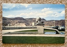 WASHINGTON STATE  Post Card Roosevelt Memorial Overlooking the Grand Coulee Dam