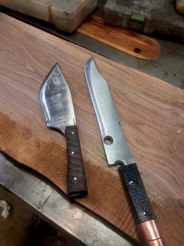 Cuchillo Bushcraft de vientre ancho hecho de acero de alto carbono de una hoja Sae vintage Foto 3 de 4