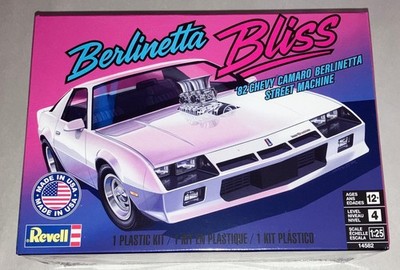 Revell 1982 Chevy Camaro Berlinetta Street Machine 1:25 model car kit 14582