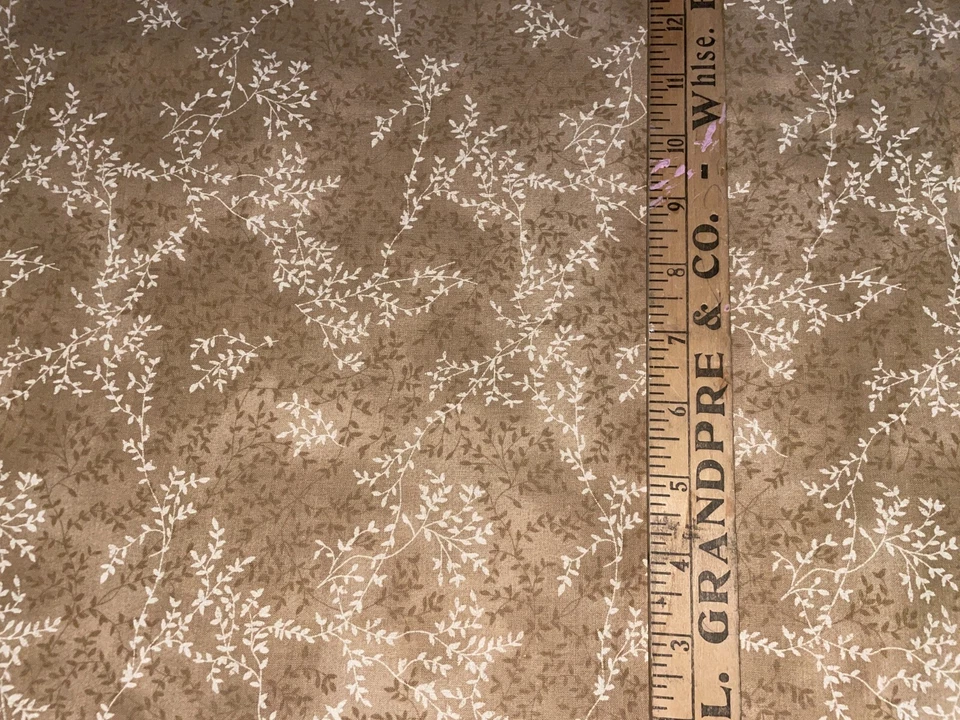Tela de edredón de algodón tono sobre tono enredaderas ramas caqui tostado por 1/2 yarda tradiciones Foto 3 de 4