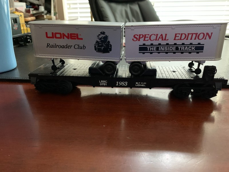 0781 1983 Lionel Roader Club flat with two vans