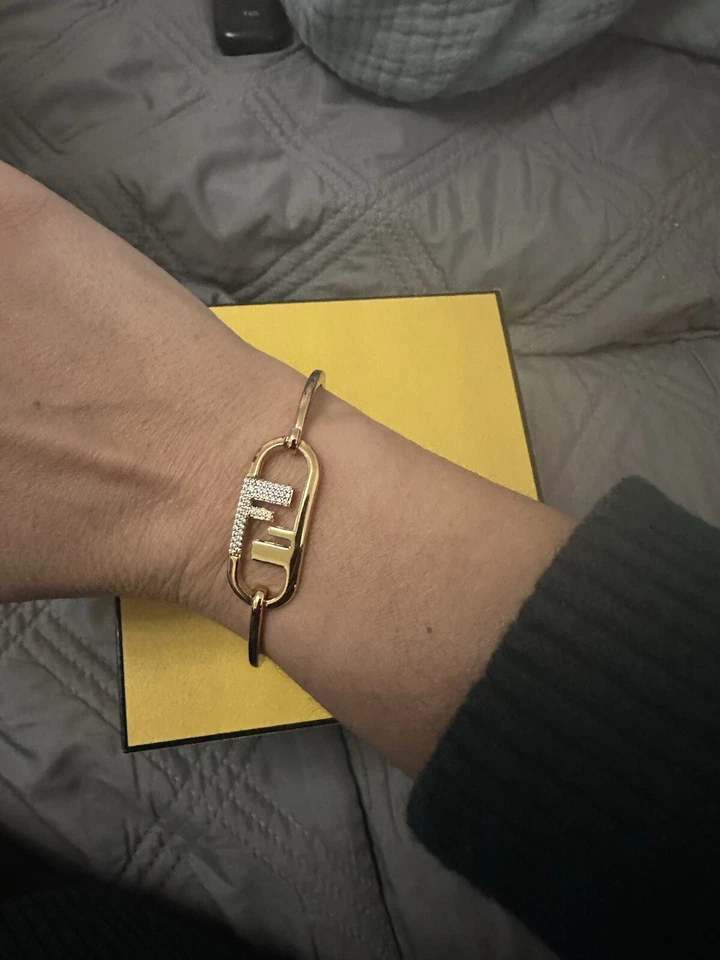 Совершенно новый браслет Fendi с оригинальной коробкой. Идеальный подарок!! Размер M. розничной $510 - Изображение 4 из 4
