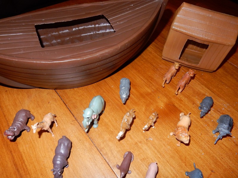 VINTAGE NOAH'S ARK ~WITH ASSORTED ANIMALS~