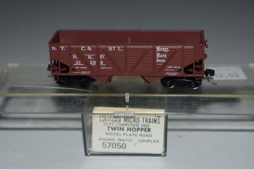Tolva doble bahía escala N Kadee 57050 placa de níquel carretera 33' 31299 C55512 | Zustand: Used