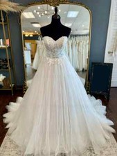 Elegant Strapless Lace Wedding Dresses A-Line Tulle Bridal Gowns with Train