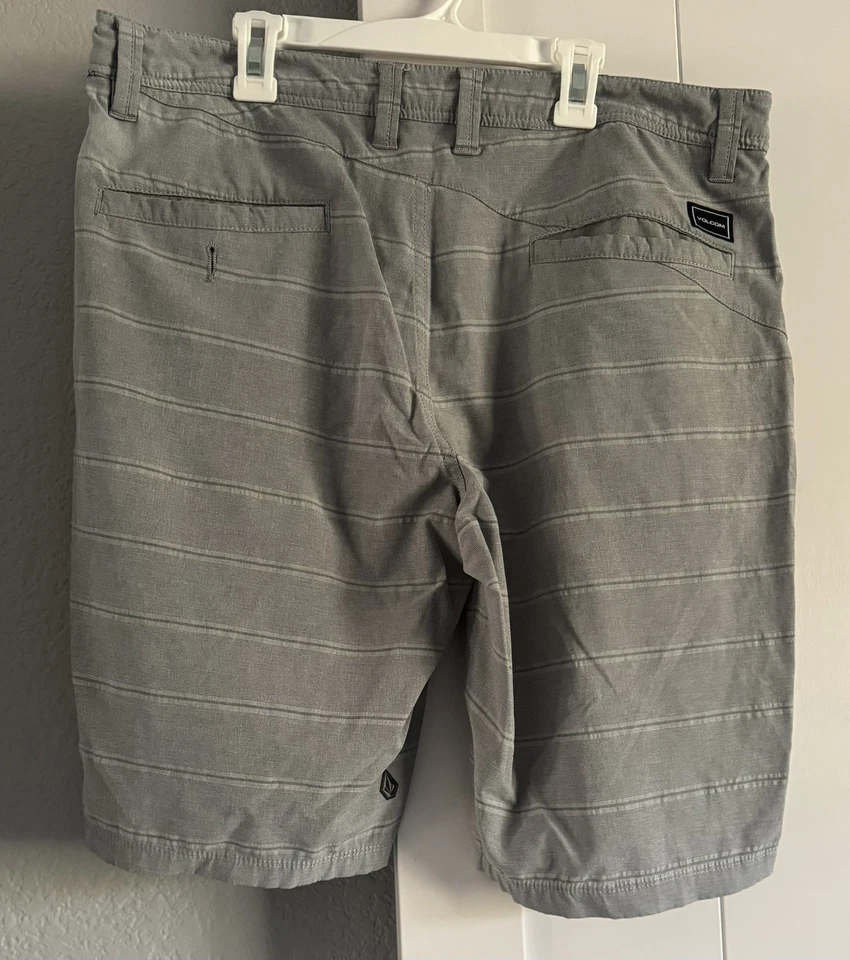 Volcom Shorts Size 34 Surf And Turf Light Gray Stripe 4 Way Stretch Hybrid Skate - Image 3 of 3