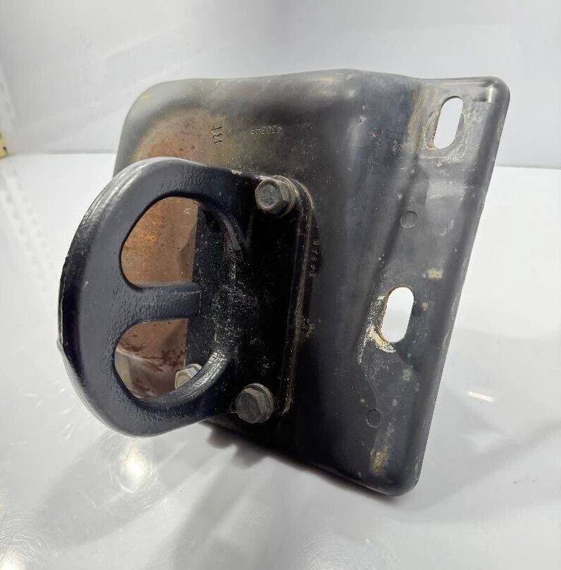 03-18 RAM 2500/3500 GANCHO DE REMOLQUE DERECHO CON SOPORTE PIEZA MOPAR USADA ORIGINAL FABRICANTE ORIGINAL Foto 2 de 4