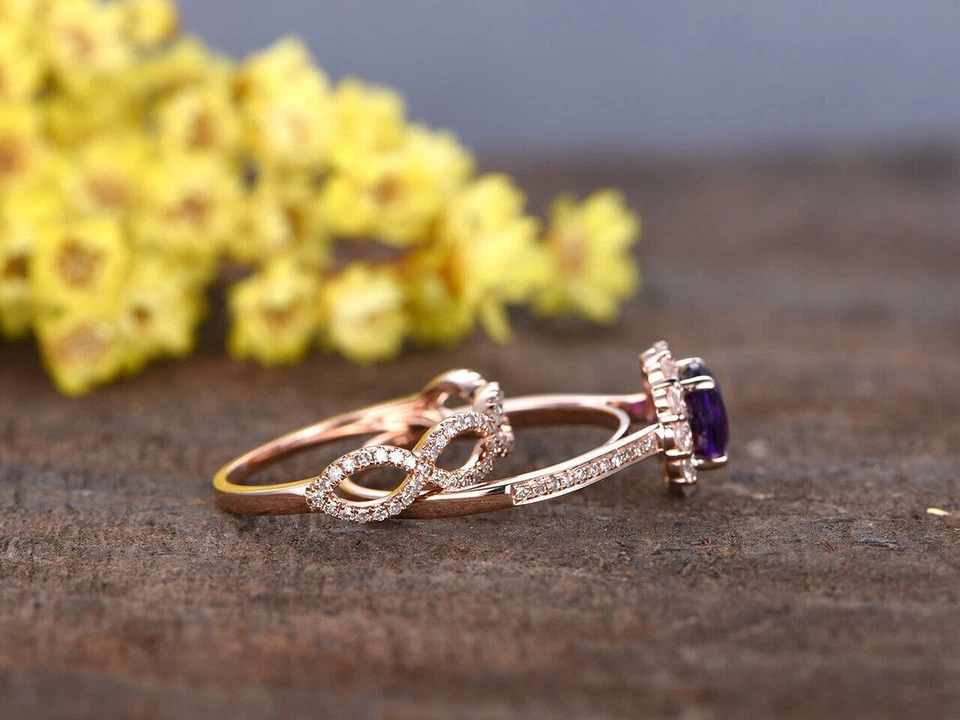 Juego de anillos nupciales redondos de moissanita amatista creados en laboratorio de 2 quilates enchapados en oro rosa de 14 quilates Foto 3 de 4