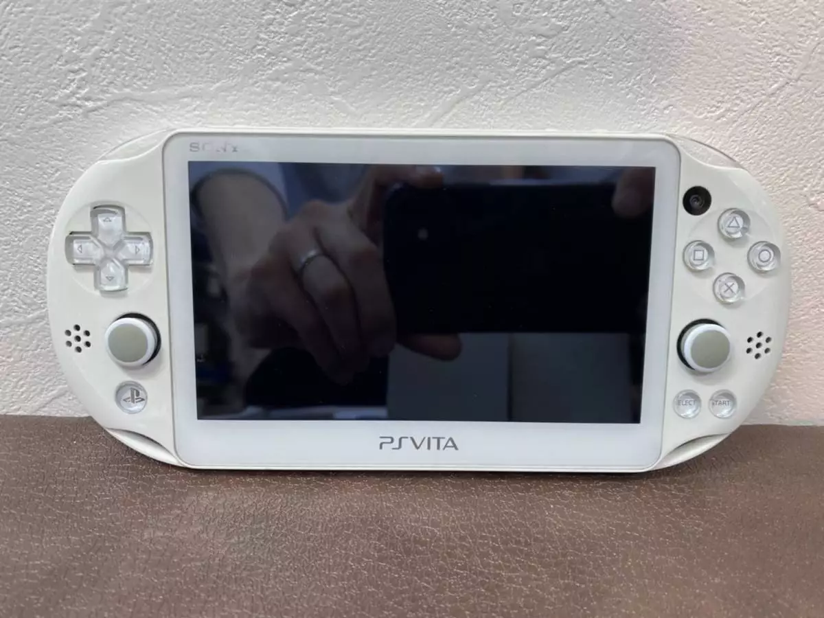 ​​PlayStation Vita PCH-2000 ZA12 Wi-Fi model Slim White