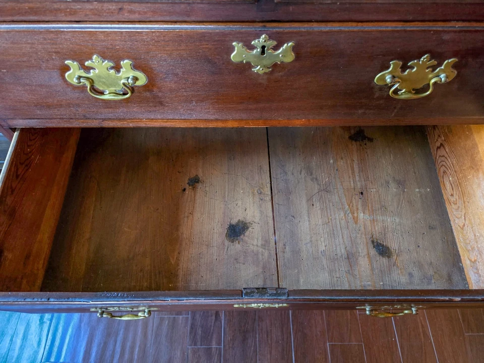 Cofre de nogal del siglo XVIII sobre soporte Foto 4 de 4