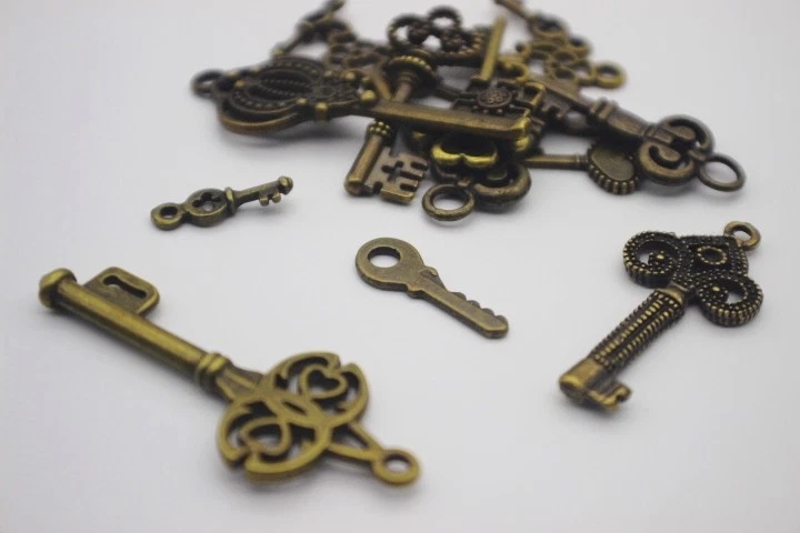 20 pce Metal Antique Bronze Key Charms / Pendants Various Shapes & Sizes - image 3 of 4