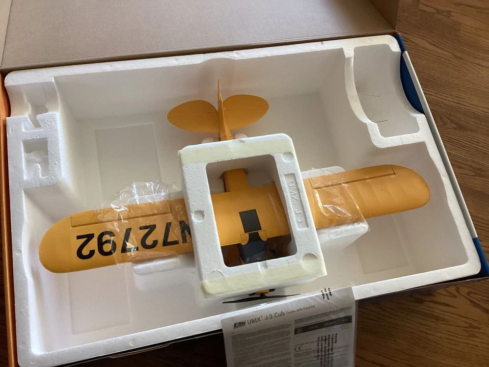 Rare E-flite RC Airplane UMX J-3 Cub BNF AS3X 2.4 GHz EFLU3450 Brushless - Image 3 of 4