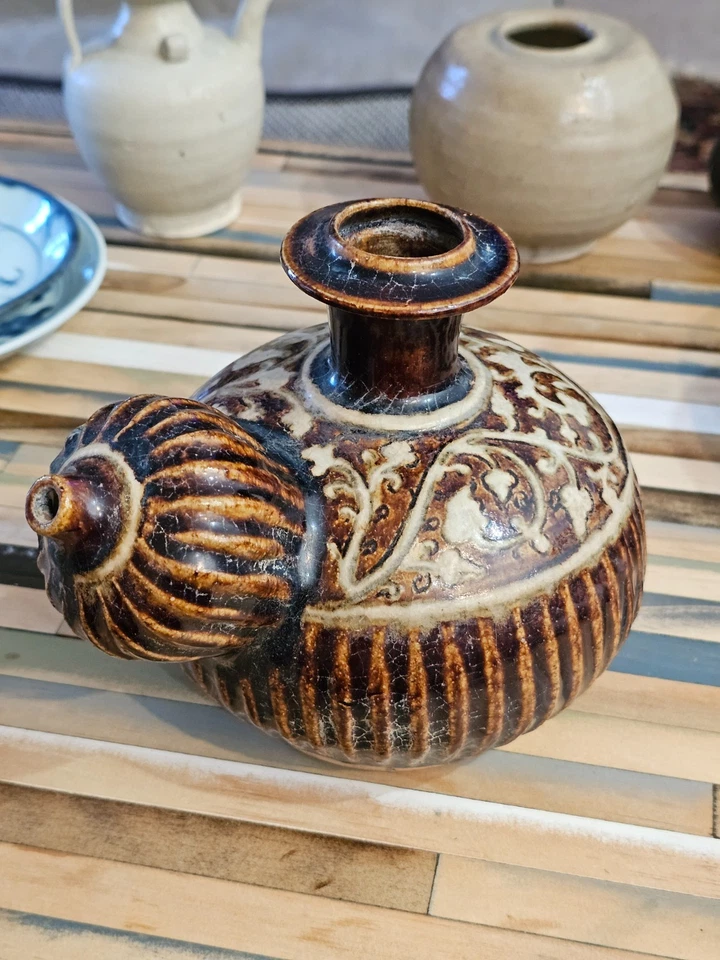 Buque Kendi esmaltado del sudeste asiático temprano Sawankhalok Foto 2 de 4