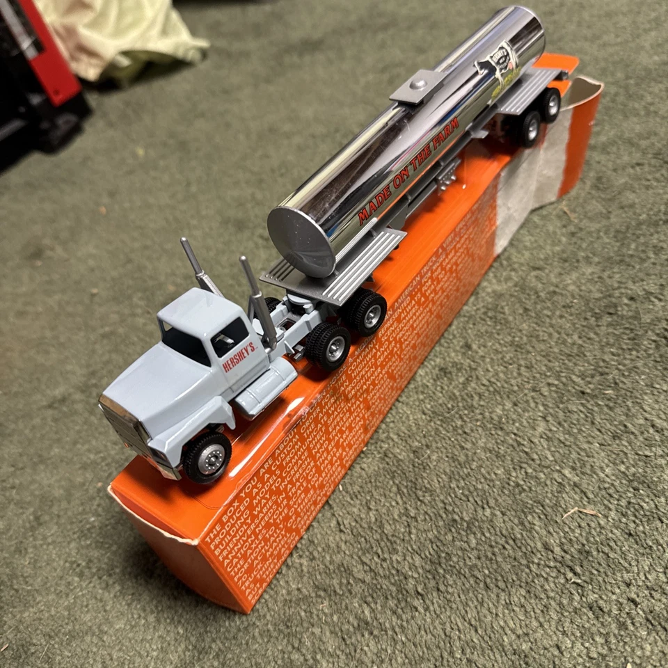 Lot Of Diecast Winross Hershey's Trucks Tanker Used - Image 3 of 4