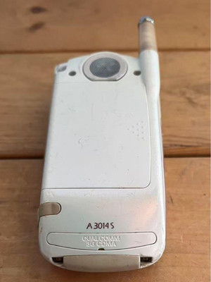 Rare Au A3014S Hello Kitty Collaboration Model Flip Phone Heisei