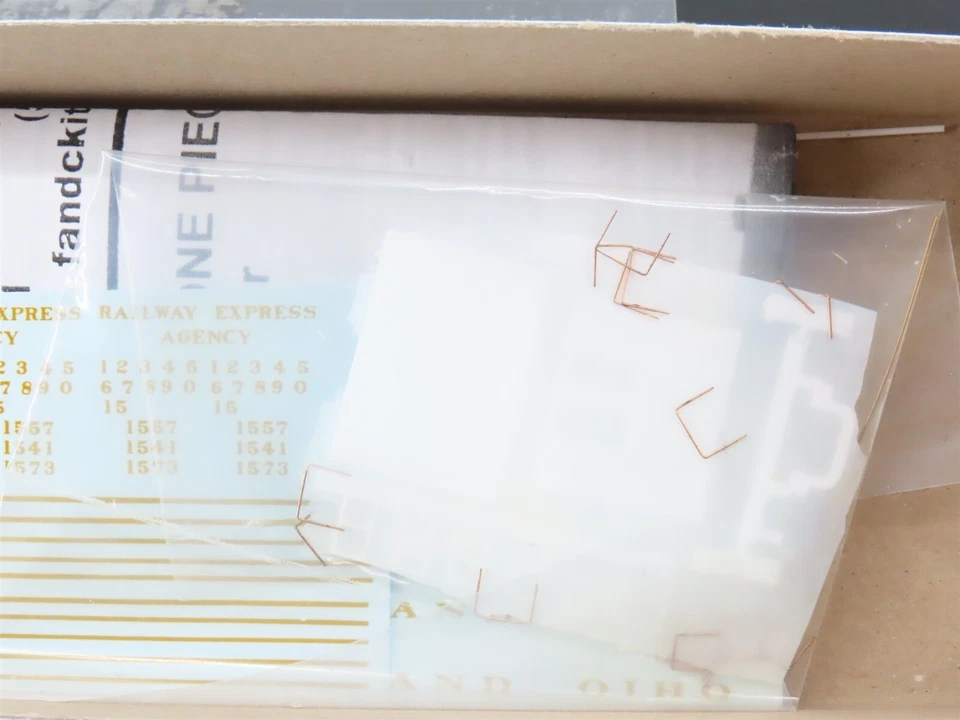 HO Funaro & Camerlengo Kit 8251 B&O One Piece Body Baggage Passenger w/ Decals - Image 3 of 4