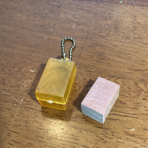 Pequeña baraja miniatura de cartas en llavero años 70 vintage Hong Kong - Imagen 3 de 7