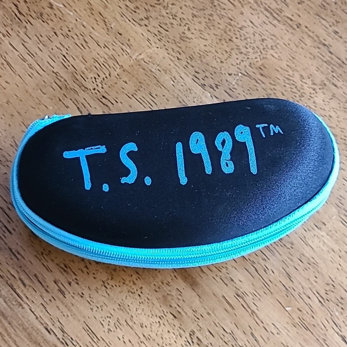 Taylor Swift Swiftie T.S. 1989 tour merch sunglasses CASE  display picture 2