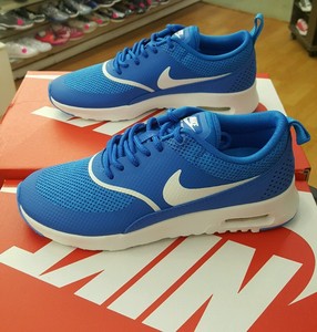 nike thea blau 8