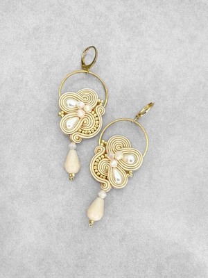 Handgefertigte cremefarbene Soutache Ohrringe mit Goldkreis elegant schick Schmuck