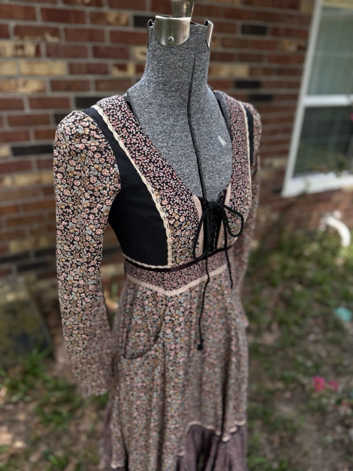 1970-е Винтажное Черное Платье Gunne Sax Редкое Калико Цветочный Принт Midi Кружевной Корсет - Изображение 4 из 4