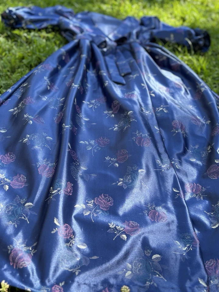 Bata de vestir vintage de satén floral con cinturón de los años 70 | TALLA ÚNICA PARA LA MAYORÍA S-L Foto 4 de 4