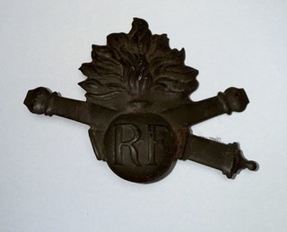 Französisches Helmabzeichen für Adrian Helm Artillerie 1. Weltkrieg 1. WK WW1