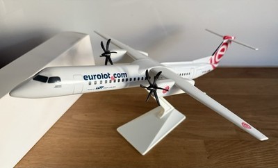 1:100 Scale EuroLOT Polish AIRLINES DHC 8 Q400 Snap Together Model
