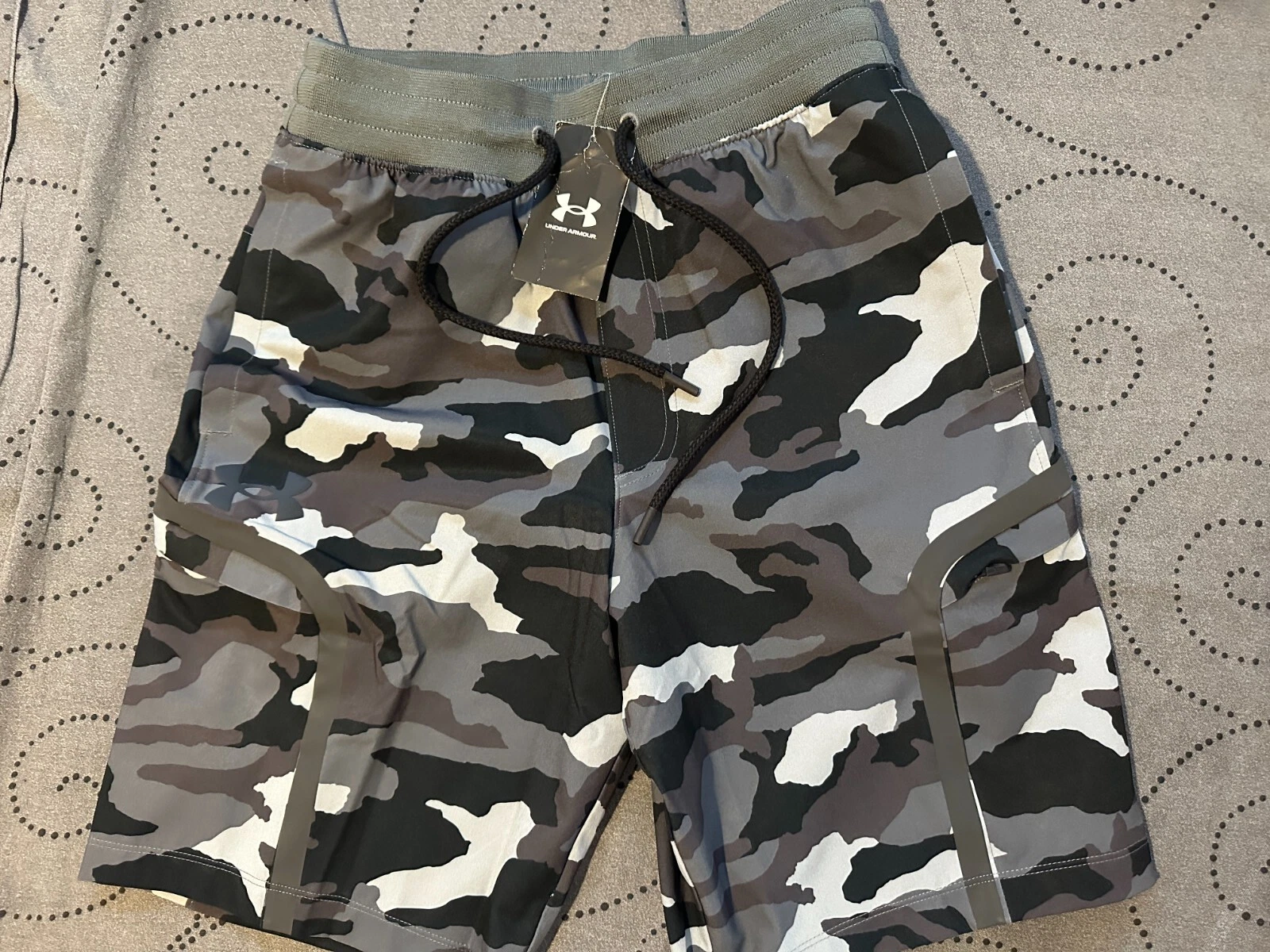 UNDER ARMOUR ELITE SPORTSTYLE FITTED CAMO CARGO SHORTS SIZE S MEN NWT $90.00