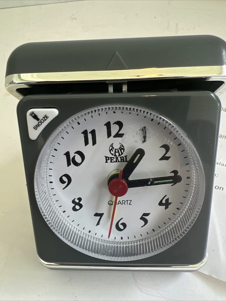 Reloj despertador de viaje Pearl alimentado por batería gris ligero Foto 3 de 4