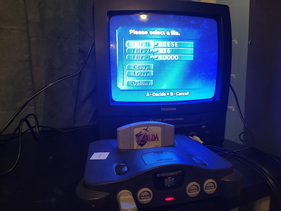 Toshiba MV13N3 13" CRT VCR Combo VHS Player Retro Gaming TV No Remote TESTED - Image 2 of 4