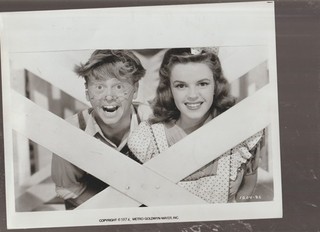 8X10 B&W PHOTO OF SCENE JUDY GARLAND AND MICKEY ROONEY