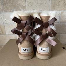 UGG SHORT BAILEY BOW CHESTNUT SUEDE BOOTS SIZ...