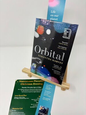 Orbital Waterstones UK HB Erstausgabe SIGNIERT & GESTEMPELT Samantha Harvey + Promo
