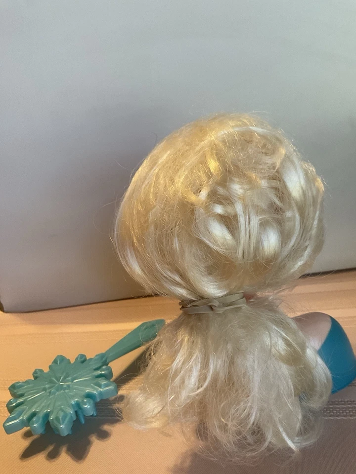 Mini cabezal de peinado Disney Frozen Elsa con cepillo de pelo de 3 años en adelante Foto 4 de 4