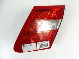 Mercedes E-Klasse W212 SEDAN HAUBENLEUCHTE RECHTS HINTEN A2128200864 / MO 73251