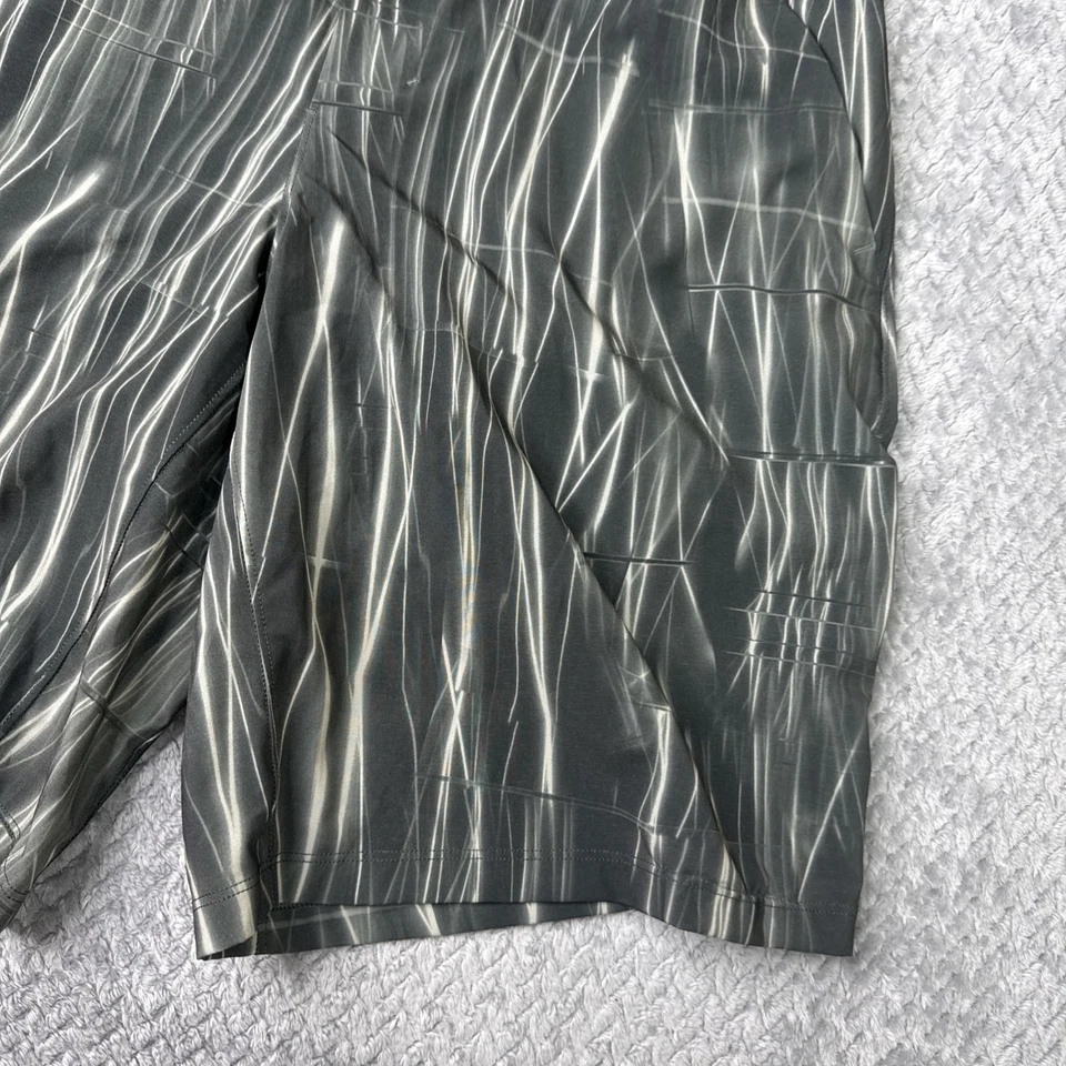 Sprus ahumado estroboscópico forrado corto Lululemon Pace Breaker para hombre talla pequeña Foto 3 de 4