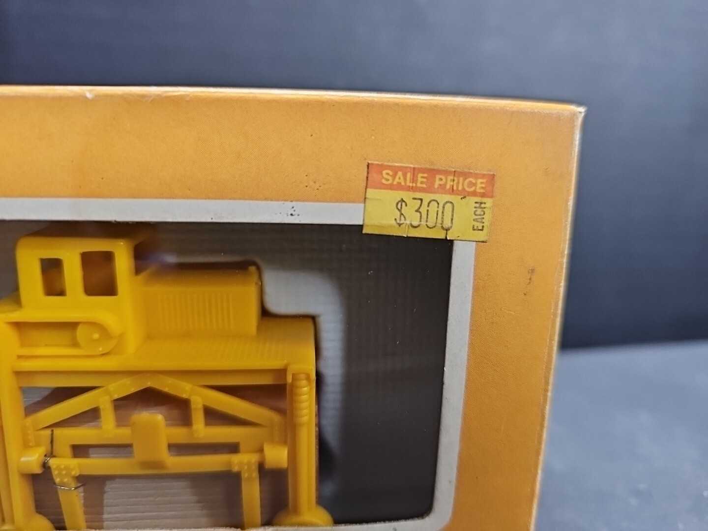 Cox HO Scale Electric Trains Lumber Carrier with Lumber Load, Yellow