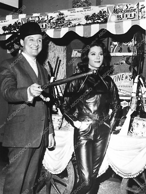 3519-026 Patrick Macnee Diana Rigg at some toy store TV The Avengers 3519-26 351