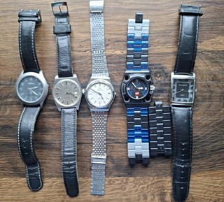 Konvolut Armbanduhren (5 Stk.): Tempic Omega Lego u.a.