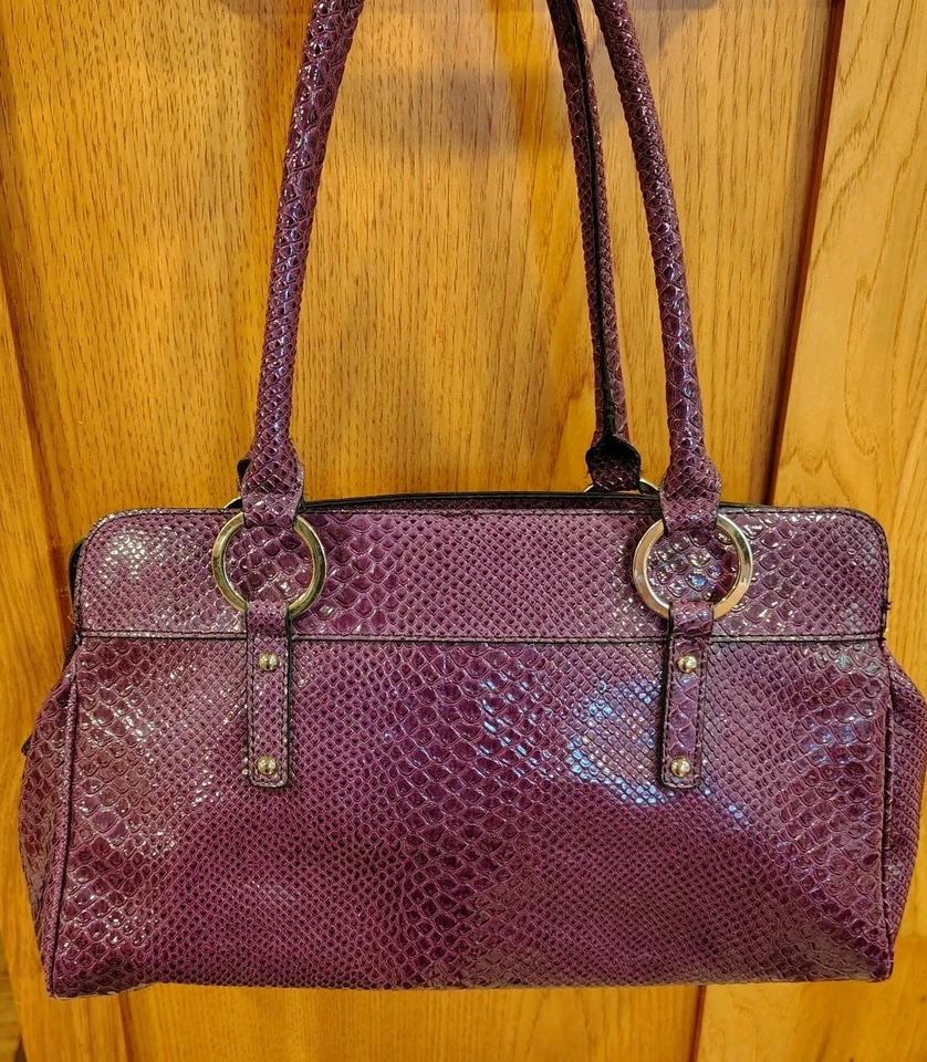 De colección Y2k GUESS Púrpura Patente Imitación Serpiente Sillín Bolso Cartera Bolso B30 Foto 2 de 4