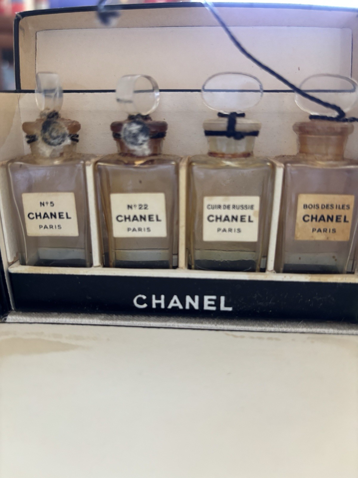 Vintage Set of 4 CHANEL Mini Perfume Bottles Coffret No 5 No 22 + thumbnail 12
