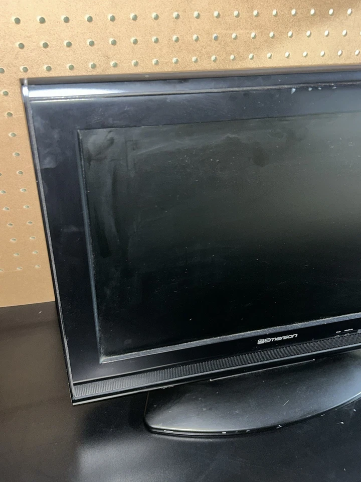 Emerson LD195EM8 19" HDTV & DVD Player Combo TESTED (No Remote)  - Image 3 of 4
